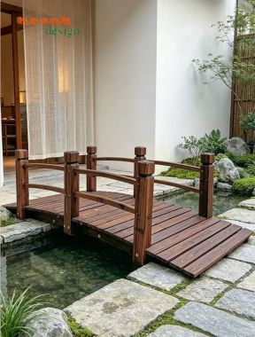 Cầu gỗ ngoài trời dáng cong lan can hai bên - CGN 014