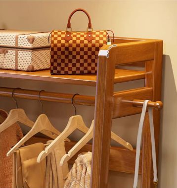Giá treo quần áo bằng gỗ – Giải pháp lưu trữ sang trọng-KGT 004