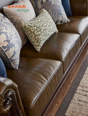 Sofa tân cổ điển màu nâu với tựa cong, tay cuộn - SFC 012