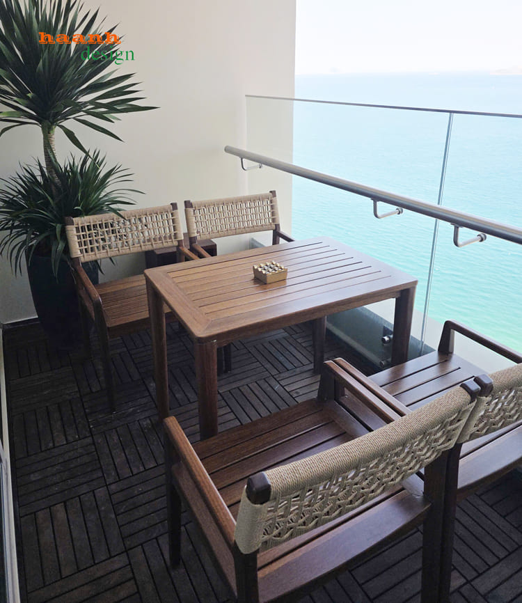 Bàn ghế ngoài trời gỗ teak tự nhiên cho ban công thực tế
