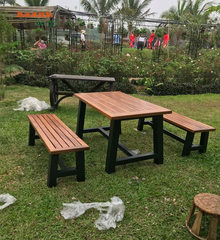 Bàn ghế chân sắt mặt gỗ Teak sân vườn