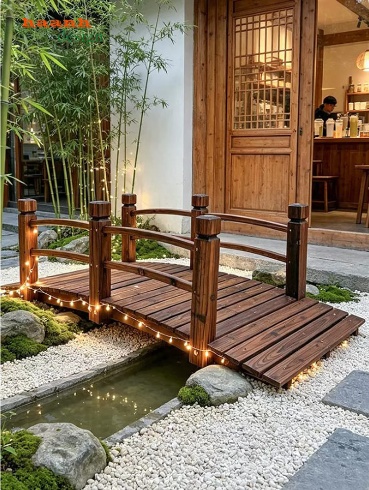 CGN 014 trong tiểu cảnh hồ Mẫu cầu gỗ CGN 014 đặt trên tiểu cảnh hồ nhỏ