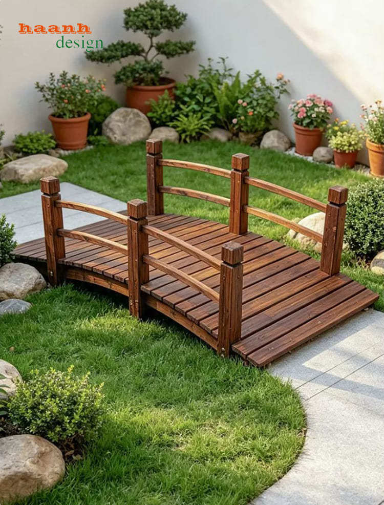 CGN 014 - góc sân vườn Cầu gỗ CGN 014 đặt giữa thảm cỏ và tiểu cảnh