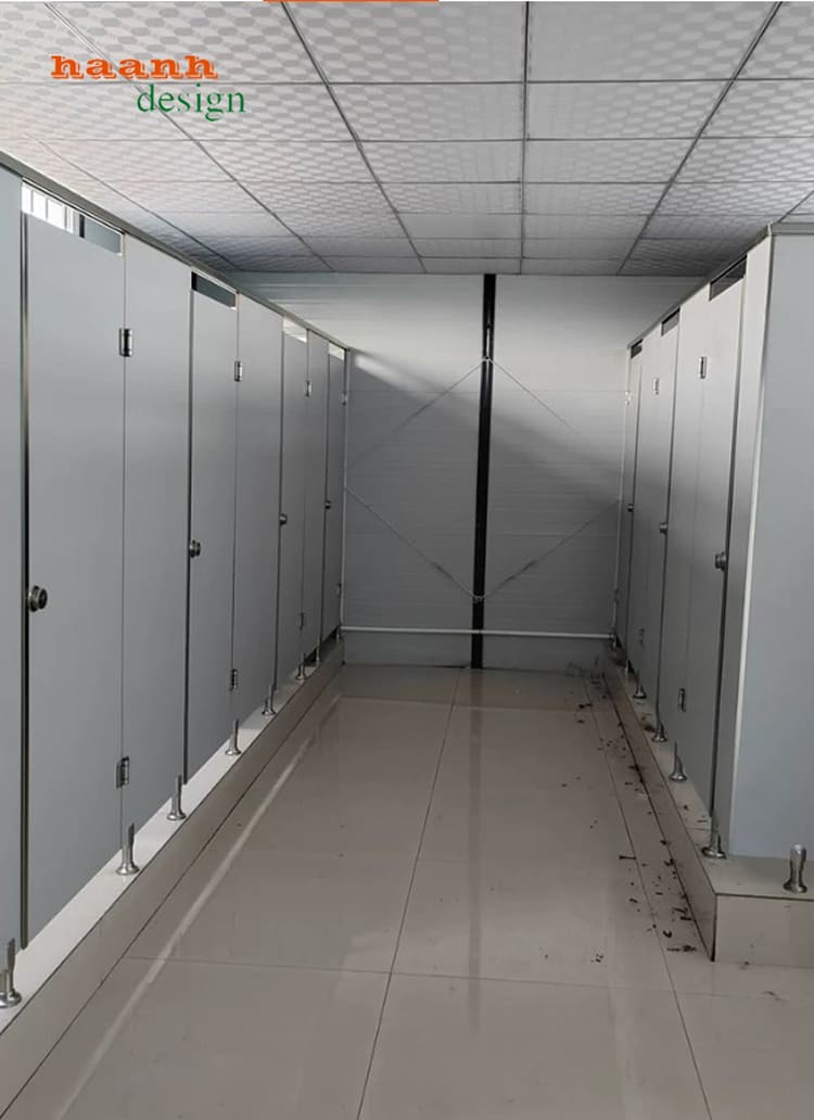 VGS 003 - ảnh thực tế 15 Hai dãy vách ngăn vệ sinh màu xám tạo lối đi ở giữa