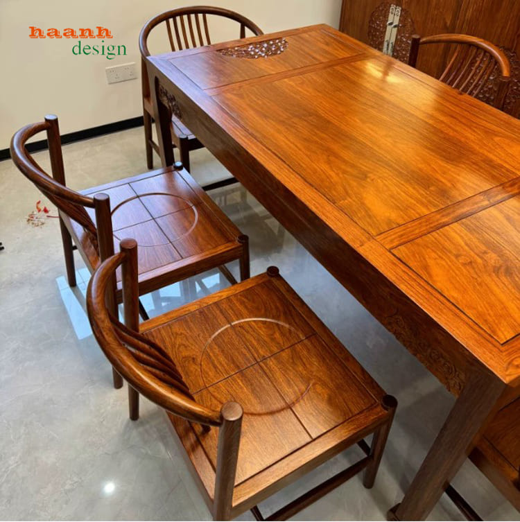 Bố cục ghế tay cong cạnh b&agrave;n ăn gỗ gụ