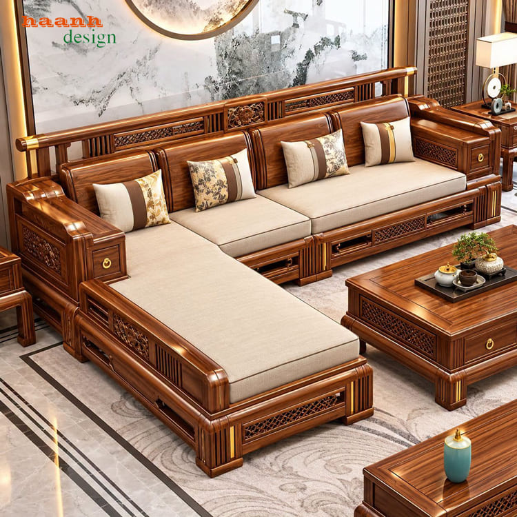 Sofa gỗ dạng chữ L với chi tiết trang tr&iacute; tr&ecirc;n tay ghế v&agrave; đệm m&agrave;u kem